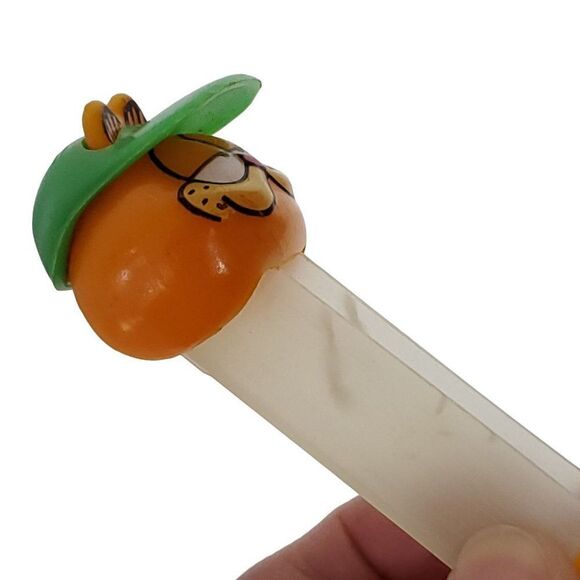 Vtg Garfield The Cat Pez Dispenser Austria Feet Sleepy Eyes Green Hat - Picture 7 of 8